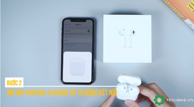 Mở nắp hộp để kết nối Apple AirPods với iPhone