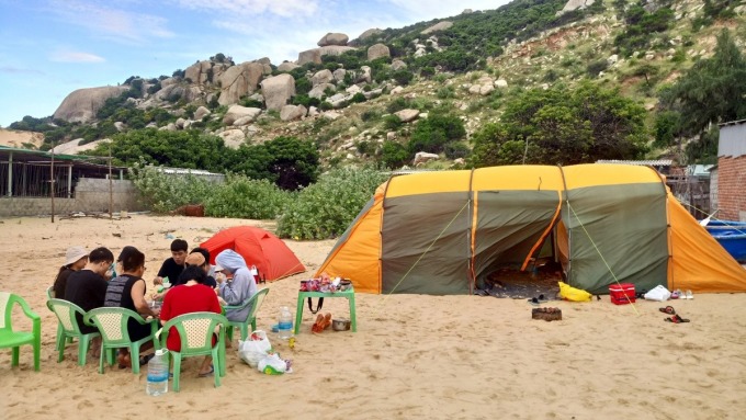Cắm trại được nhiều người lựa chọn là hình thức du lịch trong thời gian dịch bệnh. Ảnh: Trung Van Nguyen