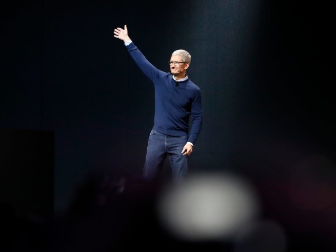 Tim Cook, CEO Apple, trong một sự kiện của hãng. Ảnh: Reuters.