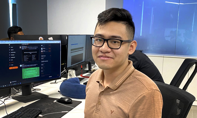 Lê Hữu Quang Linh đang làm việc tại Trung tâm Giám sát An toàn không gian mạng quốc gia. Ảnh: NVCC.