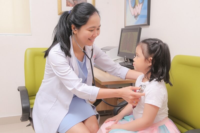<em>Khoa Nội kết hợp với chuyên khoa Nhi thực hiện khám sức khỏe trẻ em chuyên sâu</em>